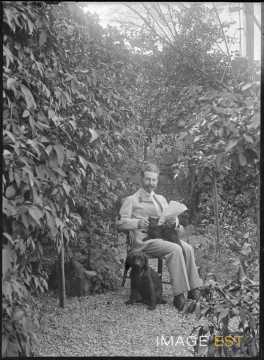 Lucien Nilus dans un jardin (Nancy)